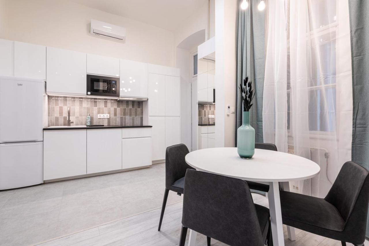 Apartamento Kl31 - Urban Escape - Prime Location - Klauzal Square By Bqa Budapest Exterior foto